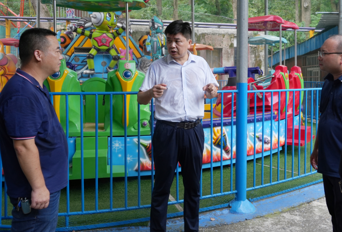 曾平原督导安全生产与城市环卫工作