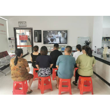 铭记伟大的胜利！吕仙亭街道芋头田社区党委组织观看红色电影《跨过鸭绿江》