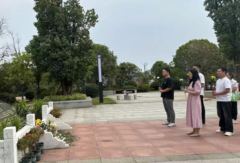 缅怀先烈 铭记历史