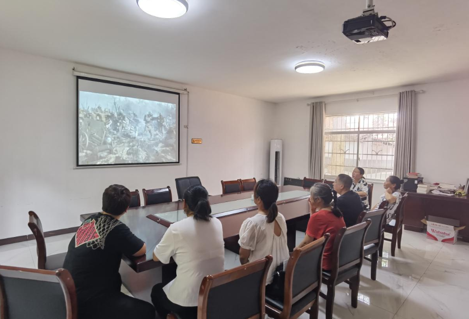 小湖湾社区开展抗日战争胜利纪念日观影活动