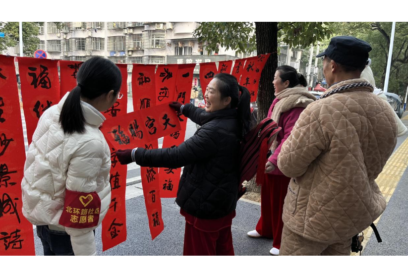 望岳路街道北环路社区：墨香传情，新春送暖