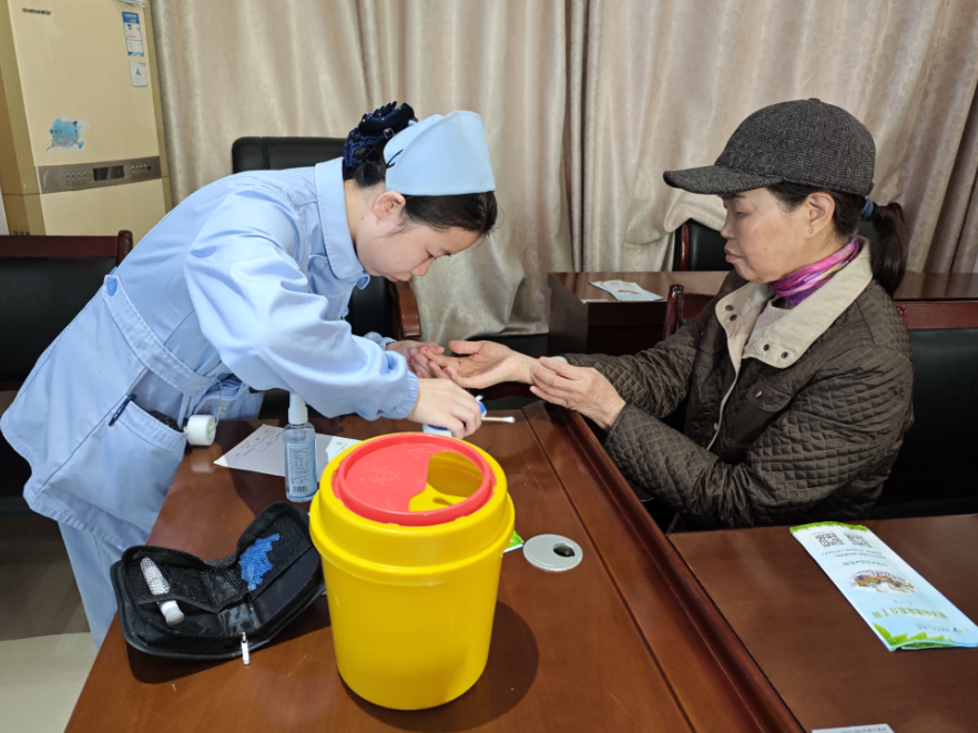 专家下沉社区，定心丸送到家——“联合国糖尿病日”义诊活动暖人心