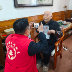 梅溪桥社区开展“‘高龄补贴’上门办·暖心服务零距离”活动