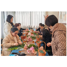 “花香茶韵,魅力巾帼”——区委党史研究室开展读书分享暨花艺培训活动