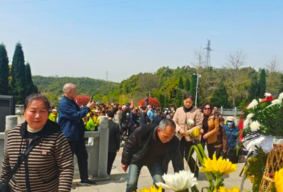 步履铿锵祭英烈 赓续薪火植心田