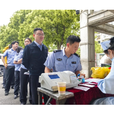 热血奉献，爱暖警营
