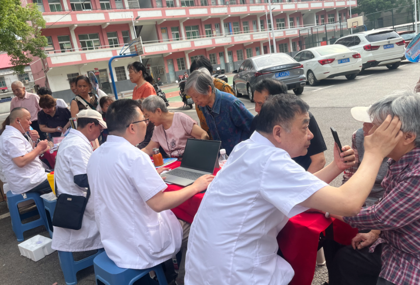 医疗进社区  健康零距离--2025年“服务旅发会，我当代言人”文明实践活动