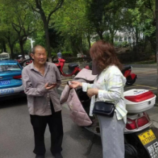 “人人当好东道主 个个展示新形象”——区环卫中心工作人员拾金不昧获市民点赞