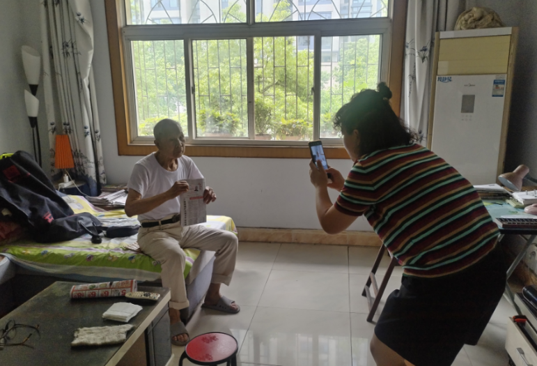 四化建社区暖心服务进家门，高龄认证解民忧