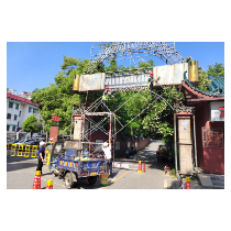 金鹗公园拆除陈旧广告牌 提升城市形象