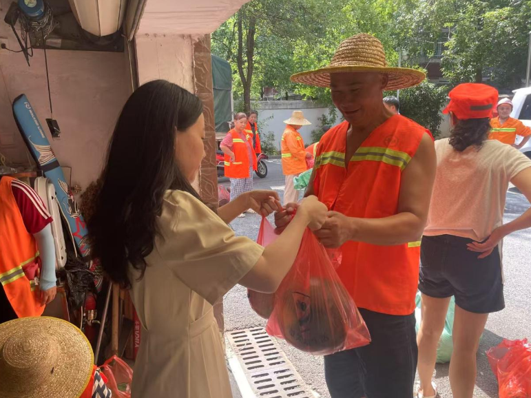 太子庙社区：高温下的坚守  党旗下的关怀