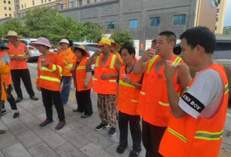 枫桥湖街道：高温送绿豆汤 关爱环卫‘暑’你最美