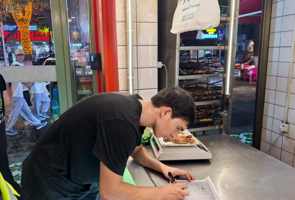 德胜社区开展少数民族走访摸排行动：暖心服务架起民族团结“连心桥”
