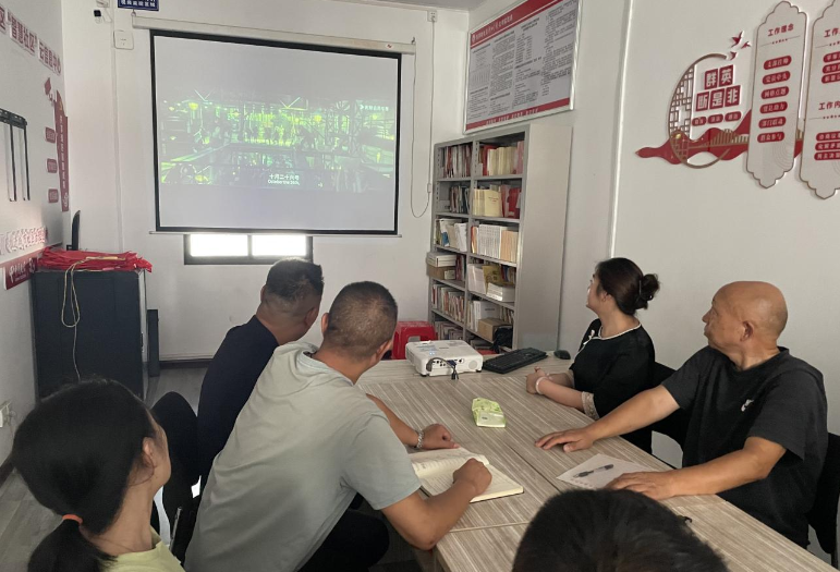 东茅岭社区：八一忆军旅 观影寄情怀