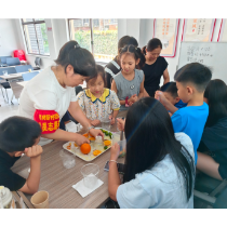 枫树新村社区开展：小小果茶师：“儿童水果茶创意 DIY ”活动
