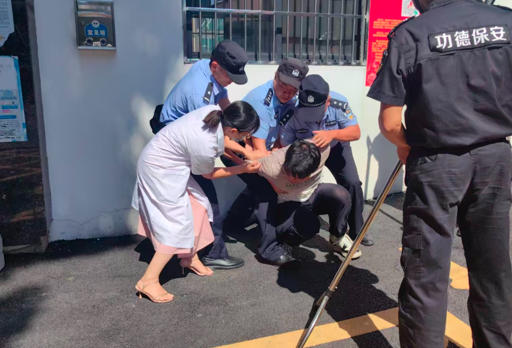 梅溪街道多部门联合开展精神障碍患者 肇事肇祸应急演练