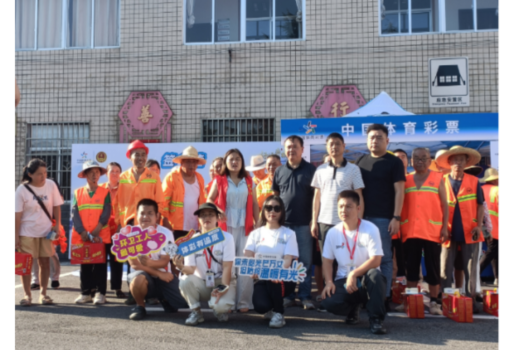 大屋湾社区：高温天里送清凉 情系环卫暖人心