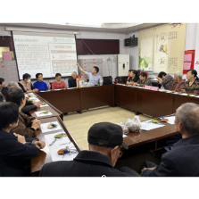 白杨坡社区开展“情暖重阳话健康,巧制香囊护桑榆”文明实践活动