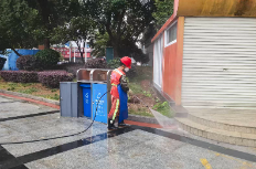闻雨而动 借雨洗路--城西清扫保洁管理所开展雨天清洗保洁作业