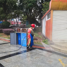 闻雨而动 借雨洗路--城西清扫保洁管理所开展雨天清洗保洁作业
