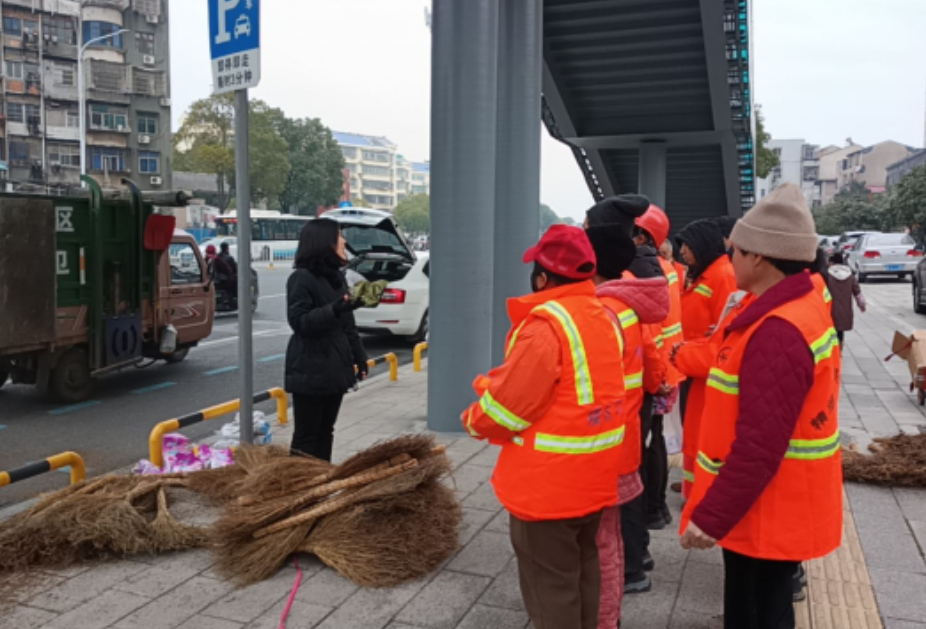 枫桥湖街道：心系环卫工 冬日送保障