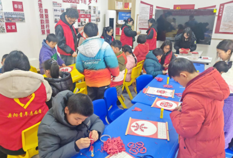 喜迎新春 暖心“五惠”丨我们的节日·春节—“纸间生花 笔端纳福”