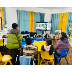 周末“爱的必修课”：儿童服务站里，孩子们学会感恩与珍惜