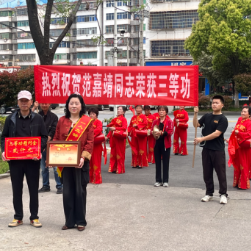 立功喜报送家门 荣光闪耀暖人心 ——岳阳楼区为立功军人范嘉靖家庭送喜报
