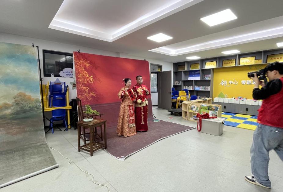 望岳路街道北环路社区：情暖社区 为爱留影