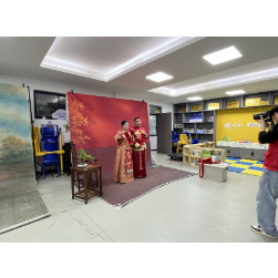 望岳路街道北环路社区：情暖社区 为爱留影