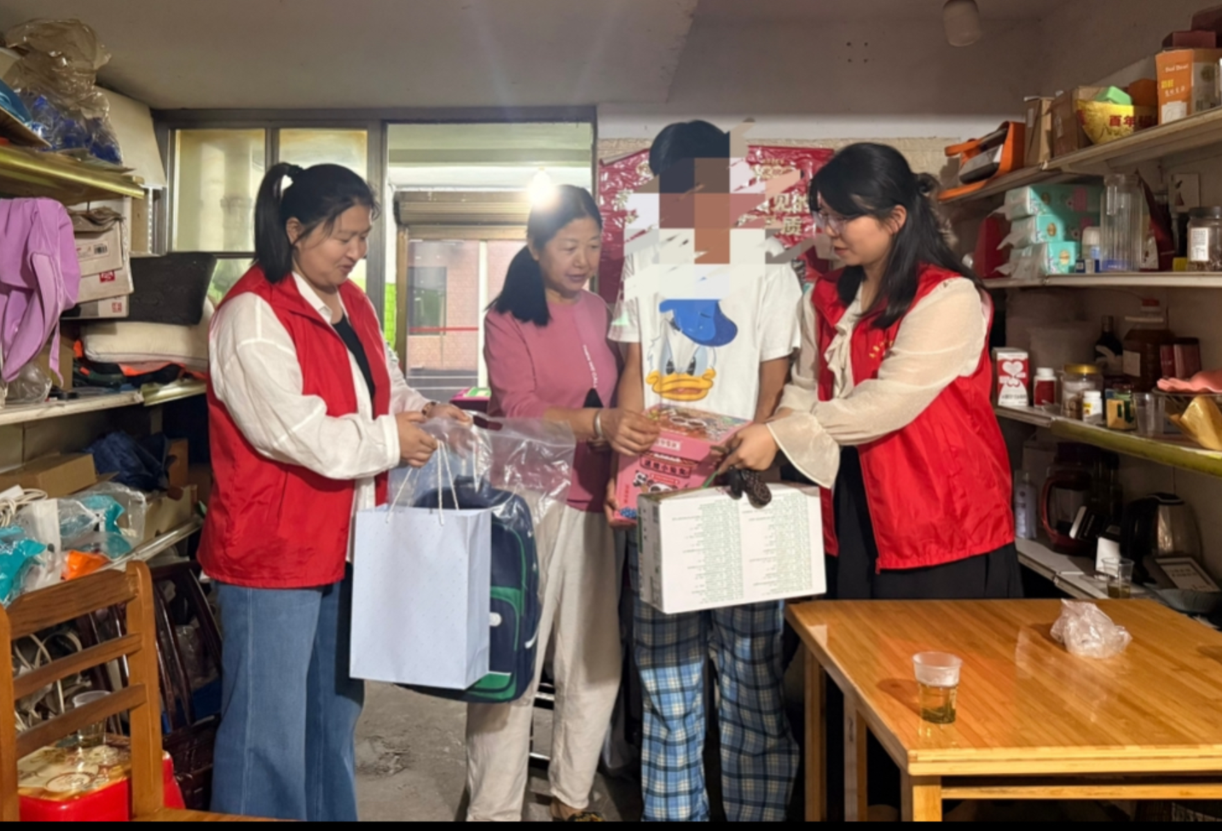结对帮扶暖童心 平安相伴过六一  ——岳阳楼区妇联“爱心妈妈”开展节日走访慰问活动