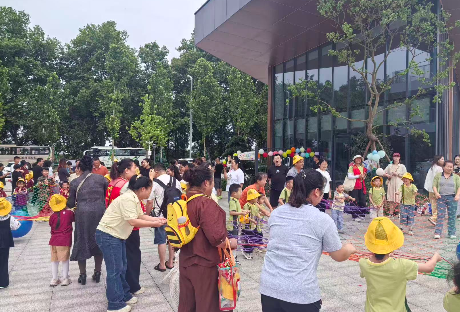 东风湖社区：亲近自然庆六一 温情相伴趣研学