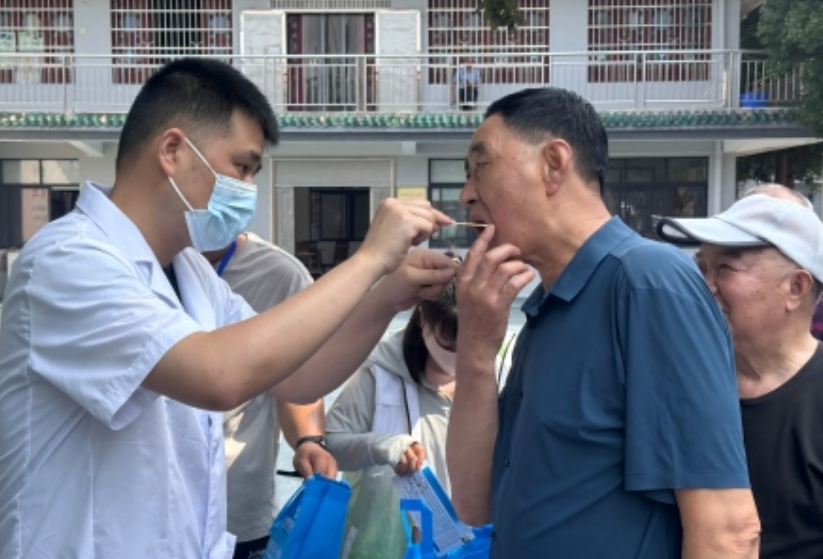 义诊送健康，镶牙解难题