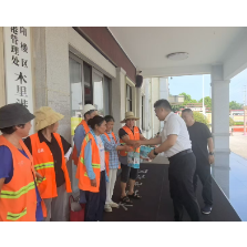 炎炎夏日送清凉 心系环卫暖人心——木里港管理处开展高温慰问环卫工人活动