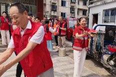 炎炎夏日送清凉 暖心关怀环卫工——区环卫中心联合市福彩中心开展高温慰问活动