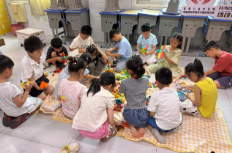 锦旗致谢托管班  惠民服务暖人心