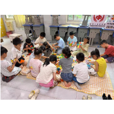 锦旗致谢托管班  惠民服务暖人心