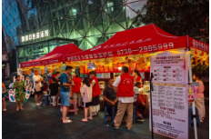 家庭医生进夜市 中医惠民送健康