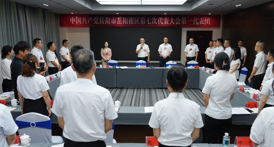 白再兴看望出席区第七次党代会代表