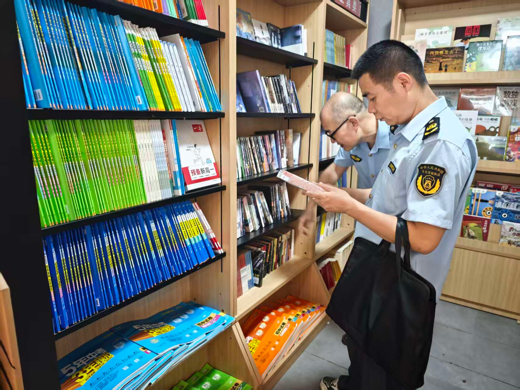 岳阳楼区开展开学前校园周边文化市场专项检查