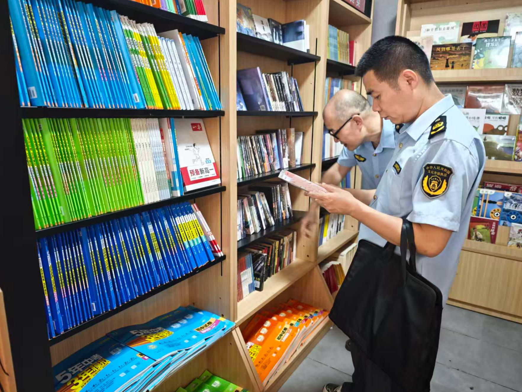 岳阳楼区开展开学前校园周边文化市场专项检查