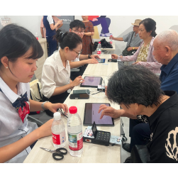 剪刀池社区:便民服务进社区 社保卡换新暖民心