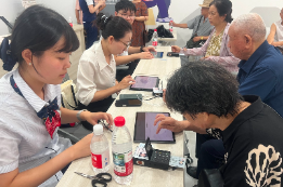 剪刀池社区：便民服务进社区 社保卡换新暖民心