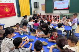 巧手赴月圆 童心庆中秋——桂花园社区开展中秋手工主题活动