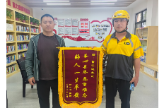 深夜寒水勇施救  平凡骑手显担当