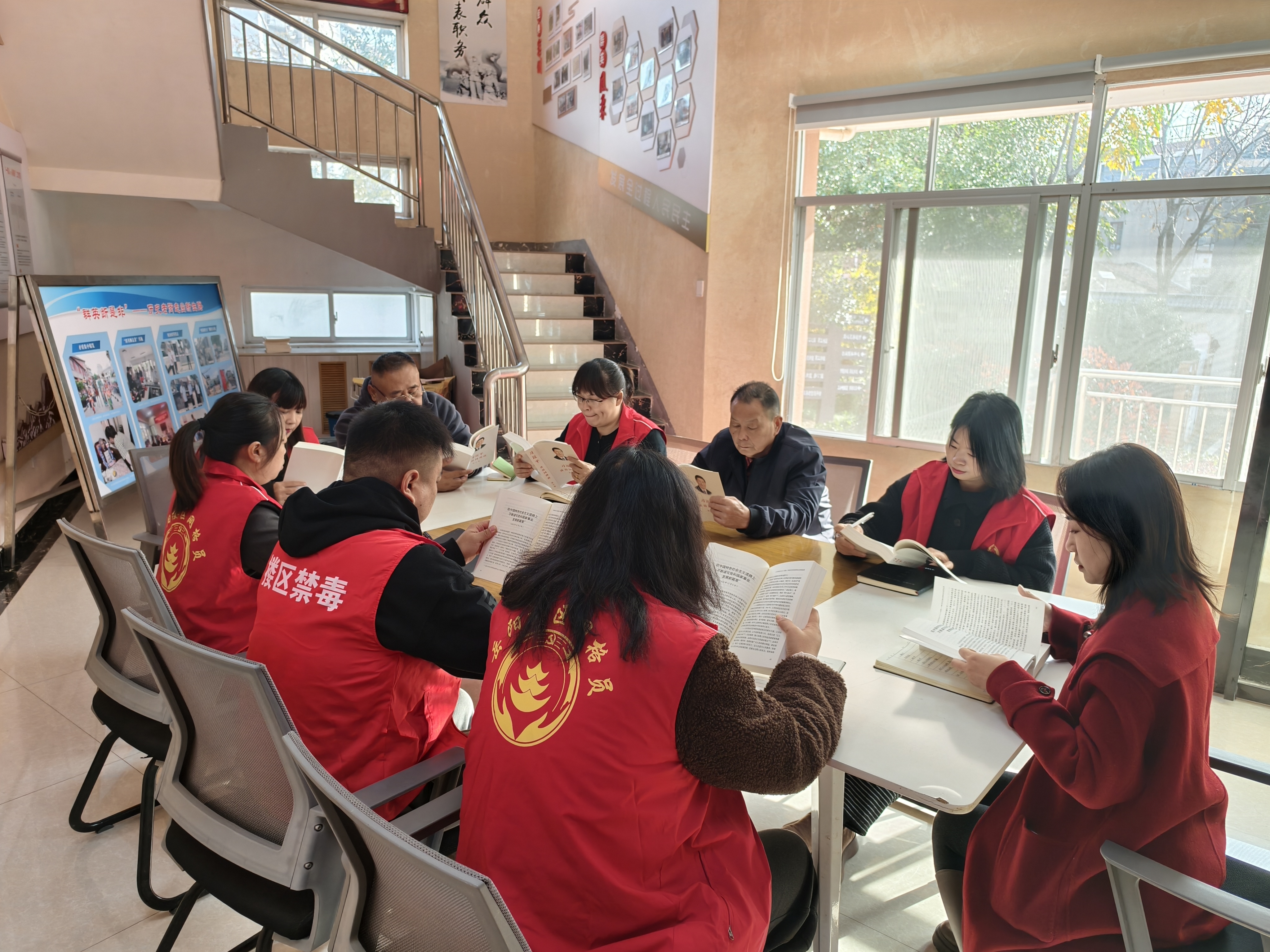 2025年12月1日下午,芋头田社区新时代文明实践站开展集中学习《习近平谈治国理政》第五卷.jpg 2025年12月1日下午,芋头田社区新时代文明实践站开展集中学习《习近平谈治国理政》第五卷.jpg
