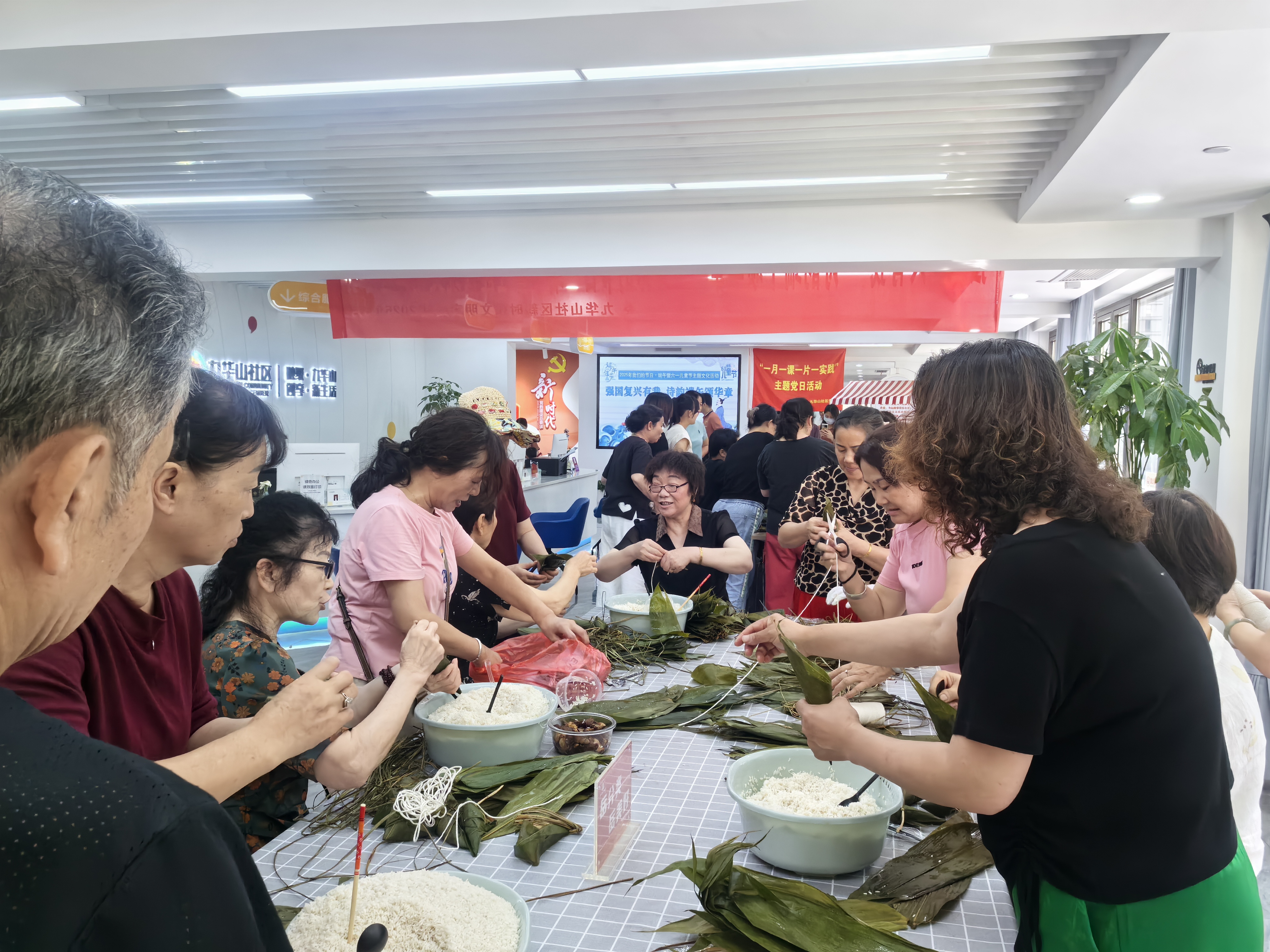 5月30日上午，九华山社区党委联合新时代文明实践站组织开展“强国复兴有我·诗韵端午颂华章”——“我们的节日·端午”暨六一儿童节传统文化体验活动 (7).jpg
