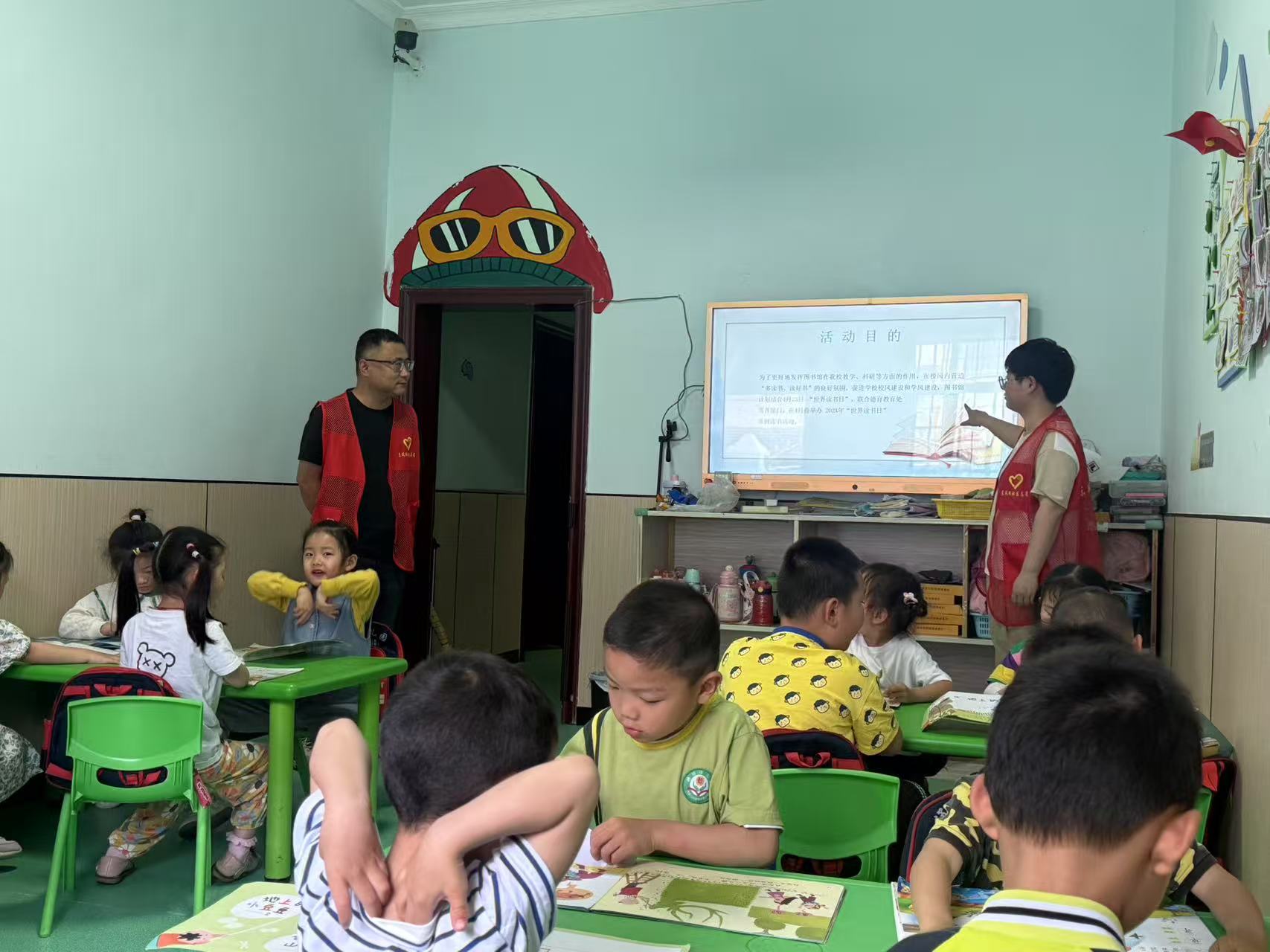 4月23日世界读书日之际，东风湖社区通达幼儿园以“书香润童心，阅读伴成长”为主题，开展了丰富多彩的阅读活动，让孩子们在趣味体验中感受文字魅力，播下阅读的种子。2.jpg
