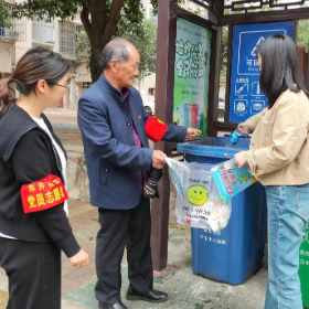 东升社区:垃圾分类引导员给美丽社区添彩