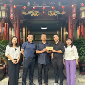 鄢家冲社区：金秋助学，益路前行